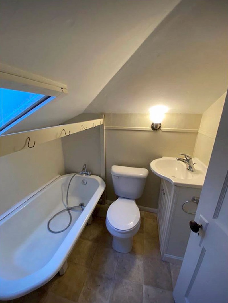 Ovdje se ne može tuširati stojeći, ne može se umivati stojeći, a ne mogu se otvoriti ni vrata od ormarića