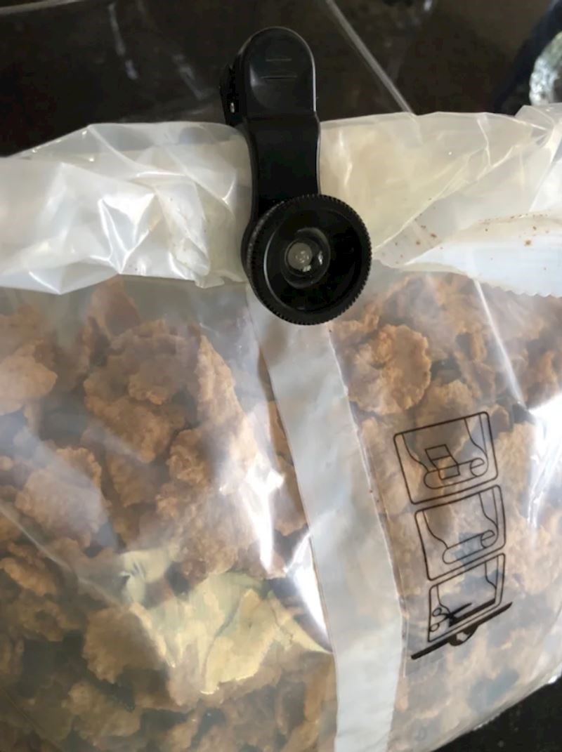 Već dugo tražim gdje mi je fish eye leća za mobitel, a mama ju je iskoristila za zatvoriti vrećicu