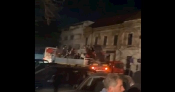 Dirljive scene iz Petrinje: Umorni navijači nakon cijelog dana pomaganja smogli su snage za pjesmu