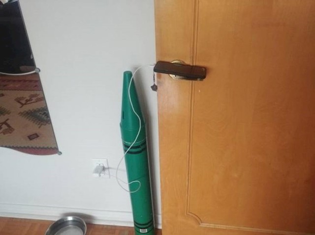 Sestra je stavila mobitel puniti i mudro ga odložila na kvaku od vrata