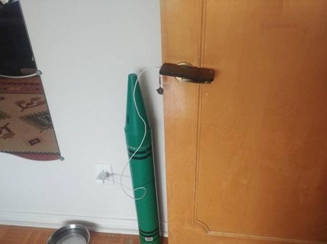Sestra je stavila mobitel puniti i mudro ga odložila na kvaku od vrata