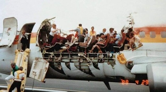 Travanj 1988. godine - krov na zrakoplovu Aloha Airlinesa se odvojio usred leta. Jedna stjuardesa je poginula