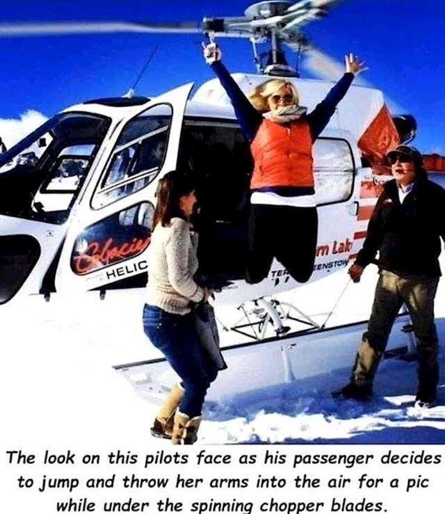 Pogled pilota dok putnica skače s rukama u zraku ispred elise