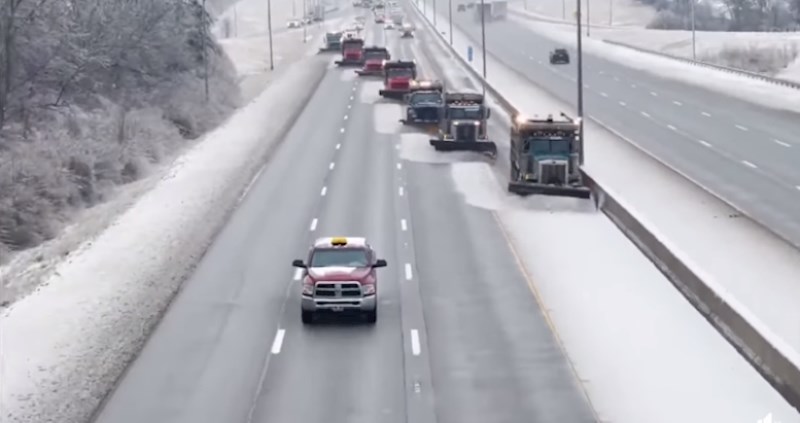 Video ralica koje čiste autocestu u SAD-u je gotovo hipnotizirajući