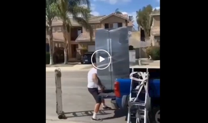 Ljudi ne vjeruju da je ova snimka stvarna: Tip je potpuno sam pokušao istovariti veliki hladnjak