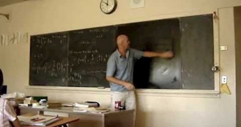 VIDEO Profesor je obrisao ploču pa napravio nešto što je zadivilo učenike