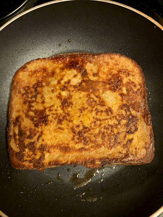 Dodajte malo smeđeg šećera u jaje za savršeno karamelizirani tost s jajem