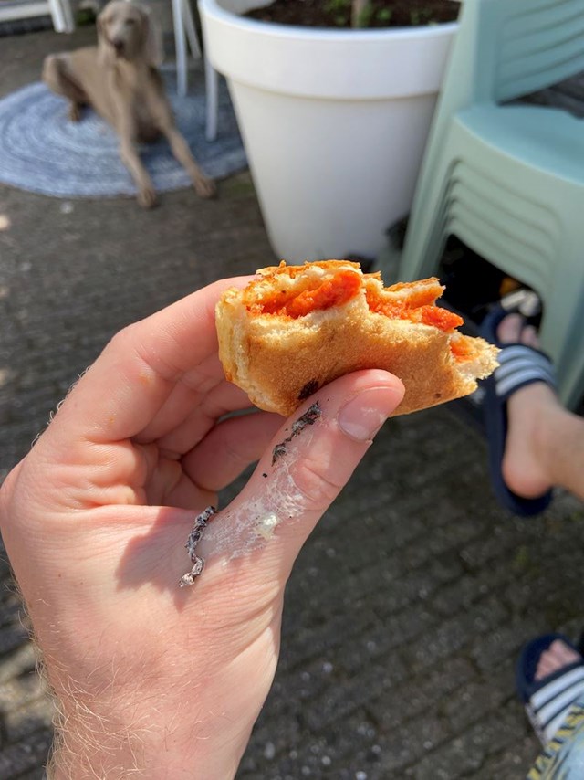 Odlučio je pojesti burger vani