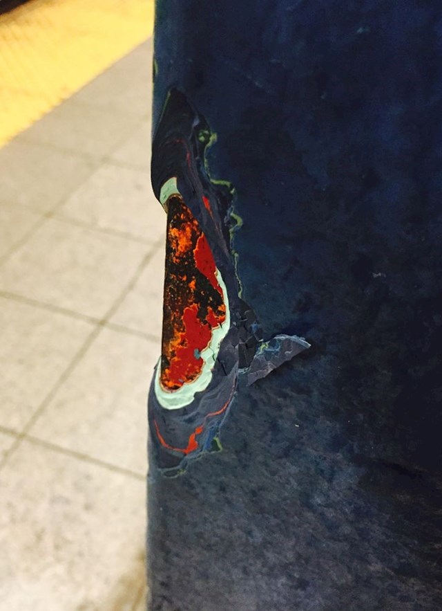 Naslage boje na stupu u podzemnoj u New Yorku