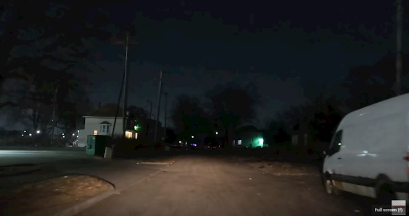 Tip je prošao svojom ulicom u Detroitu po noći, svi pričaju o stravi koju je snimio