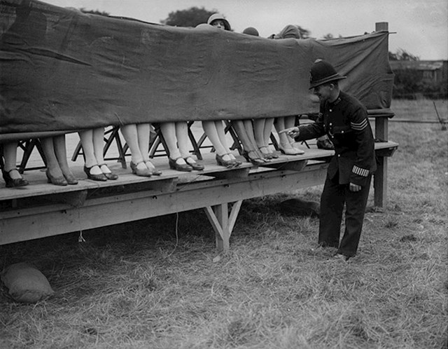 Policajac daje ocjene na ovom natjecanju najljepših nožnih gležnjeva (London, 1930.)