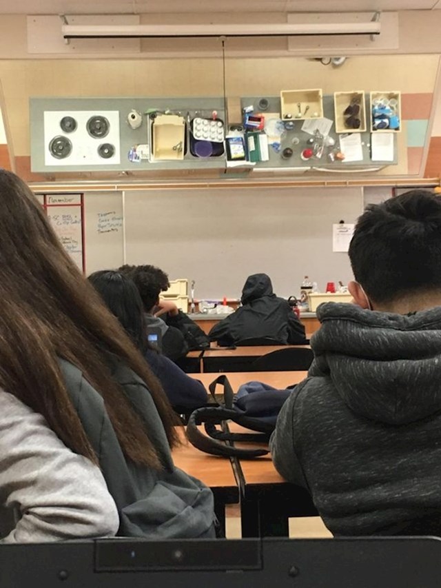 Iznad stola učitelja je ogledalo tako da svi mogu vidjeti što radi