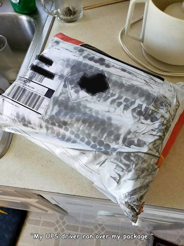 Dostavljač mi je pregazio paket