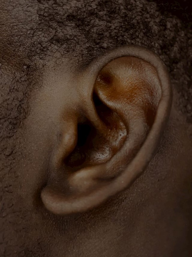 Dlake koje počinju rasti iz ušiju i nosa, užas