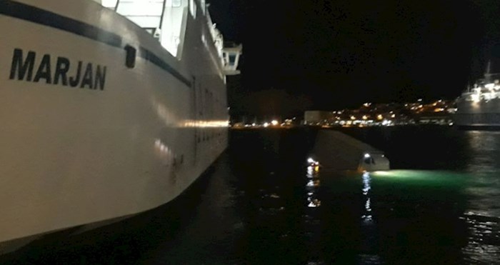 Širi se nevjerojatna snimka iz Splita: pogledajte kako je kamion upao u more kraj trajekta