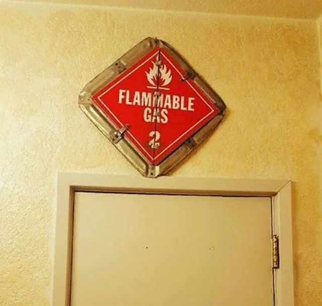 Natpis iznad mog WCa, (Oprez zapaljivo) kojeg je supruga postavila