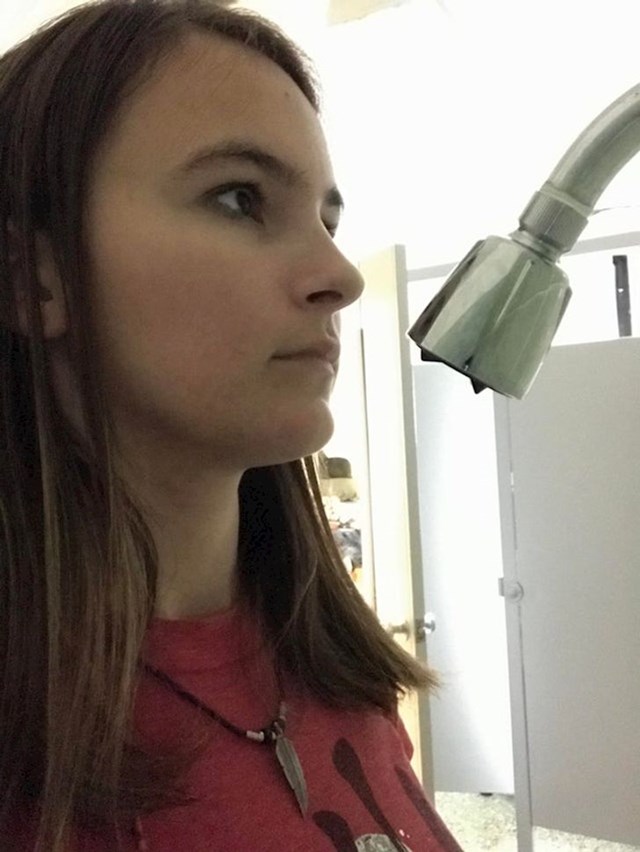 Tuš u mom novom stanu. Visoka sam 1,65 metara