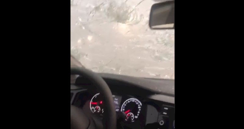 Pojavila se možda i najstrašnija snimka nevremena u Požegi, tuča uništava auto u vožnji