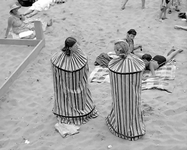Ovako su se žene prije presvlačile na plaži, mobilna svlačionica
