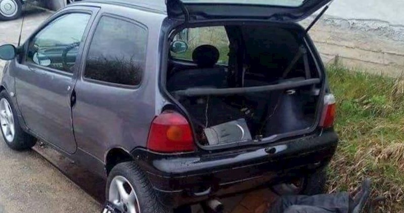 Sam svoj majstor; nije imao čime podići auto pa je smislio genijalno rješenje