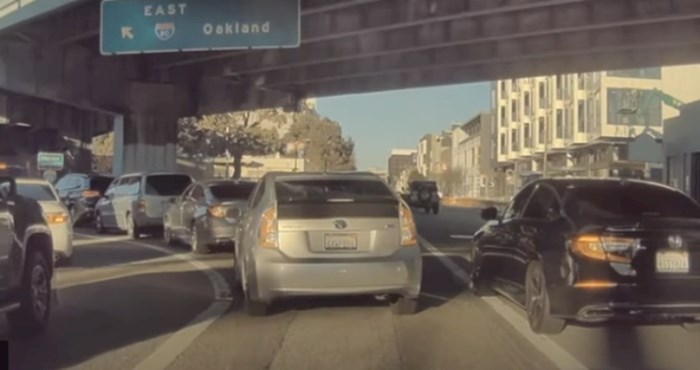 Nestvarna snimka iz SAD-a: Opljačkali auto usred bijela dana na jako prometnom raskrižju