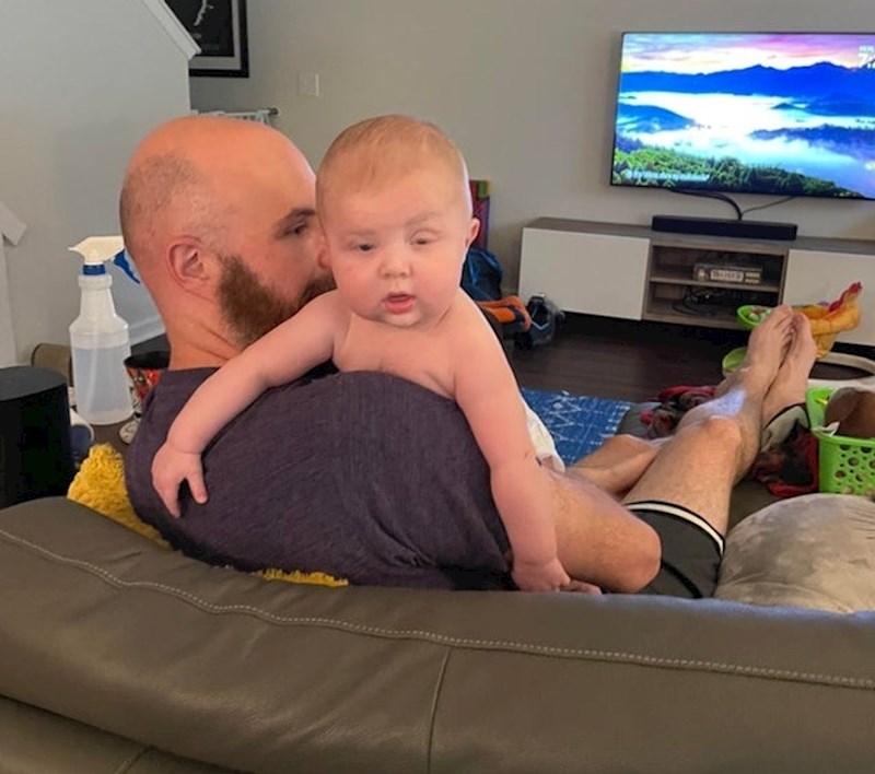 Moj sin gleda u mamu dok mu radi bocu