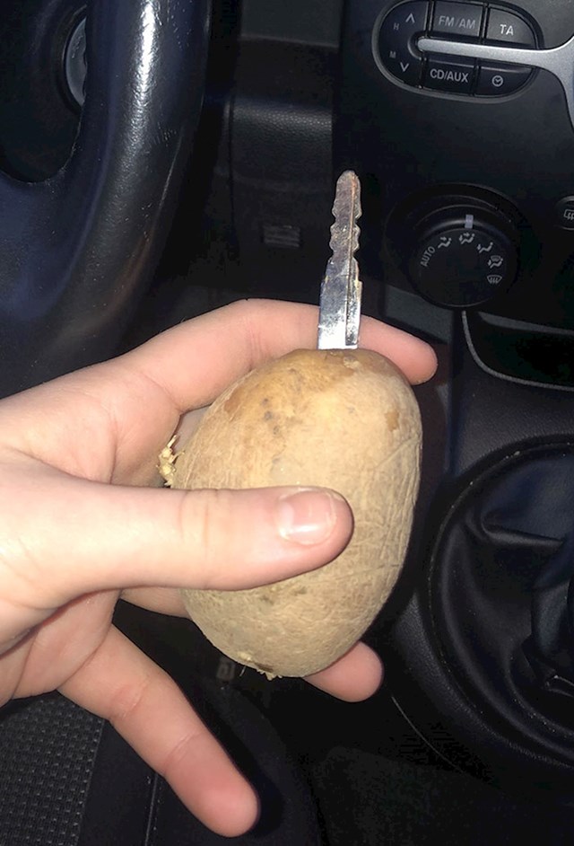Prijatelju je pukao ključ i zabio ga je u krumpir i to je bilo to