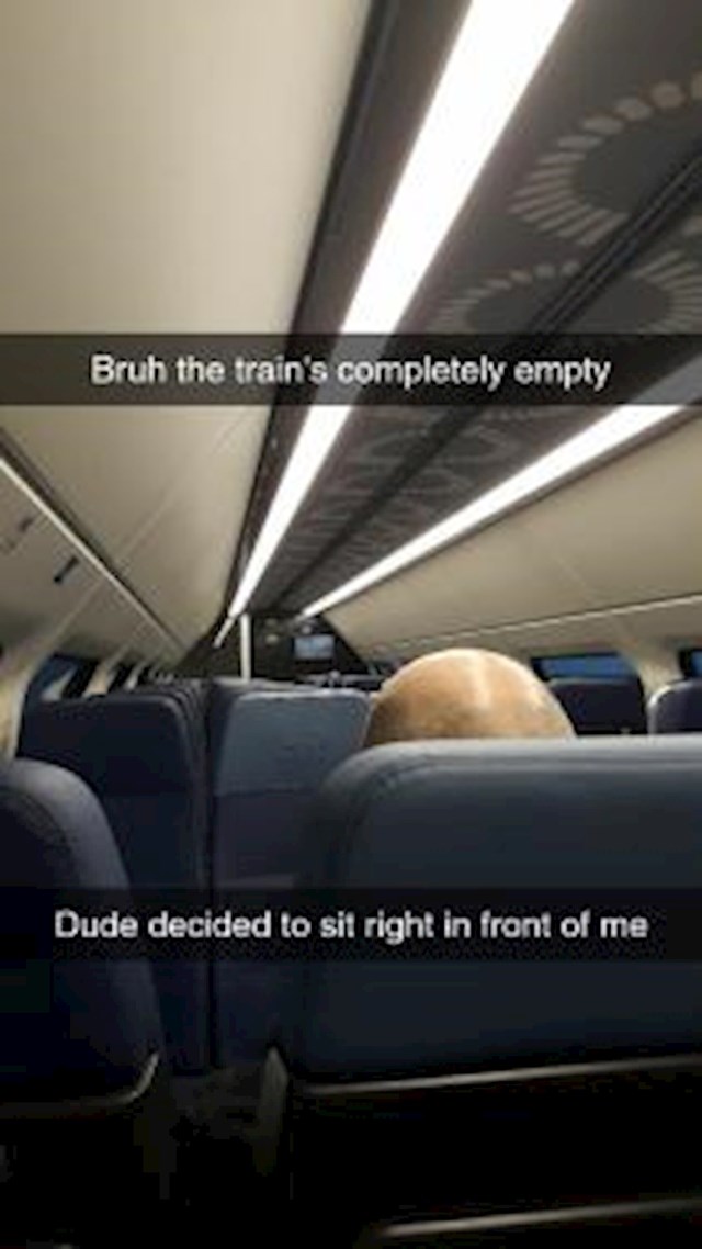 Čitav vlak je prazan, odlučio je sjesti točno ispred njega