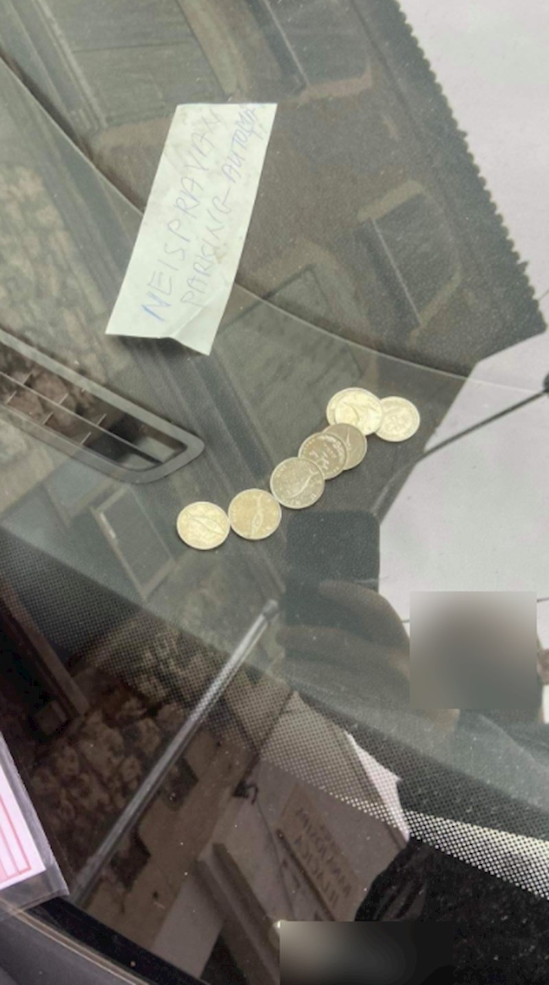 Mladić je parkirao u centru, ali aparat za naplatu nije radio pa je ostavio poruku gradskoj službi i sitniš kao dokaz da je htio platiti parking