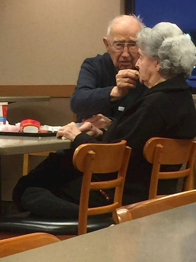 96ogodšnji djed hrani 93godišnju baku na njihovom spoju. Ona boluje od Alzheimera