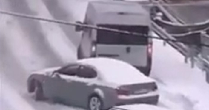 Tip u novom autu je zapeo u snijegu, uslijedile su salve smijeha kad su vidjeli tko ga je zaobišao
