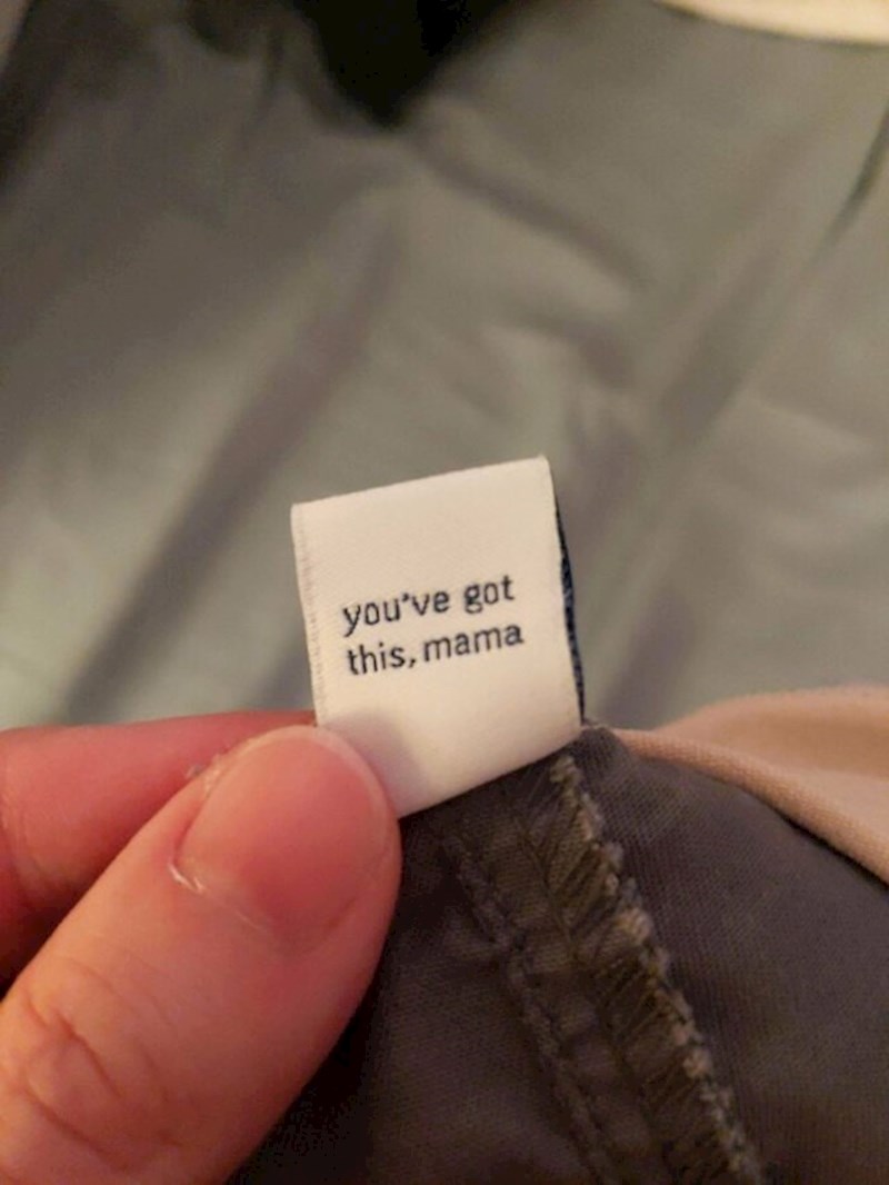 Etiketa na hlačama za mame poručuje: Možeš ti to mama!