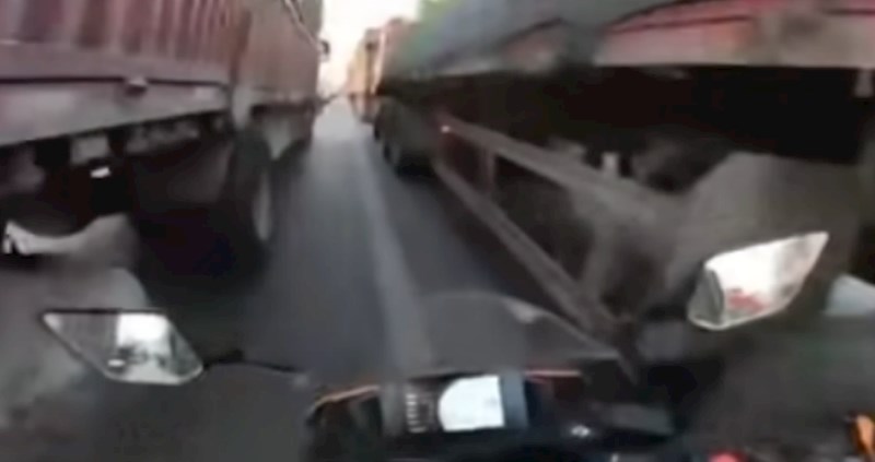 Tip je motociklom krenuo pretjecati kolonu kamiona, pogledajte video