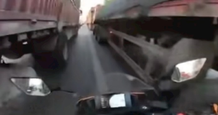 Tip je motociklom krenuo pretjecati kolonu kamiona, pogledajte video