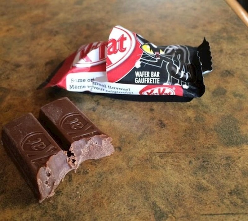 Samo divljaci ovako jedu kitkat