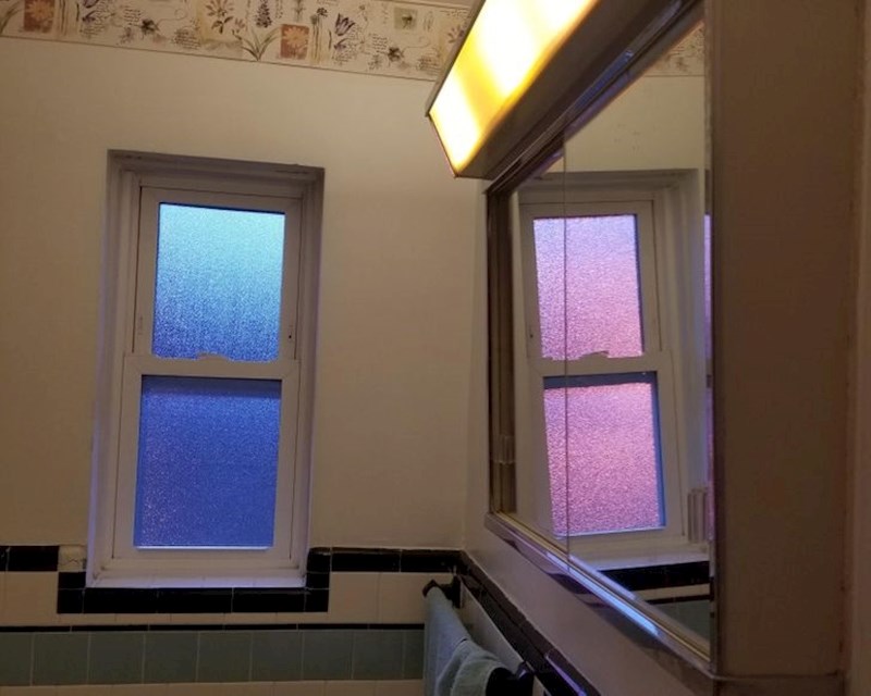 U ogledalu se vidi svjetlost sunca koje dolazi, ali na pravom prozoru ne