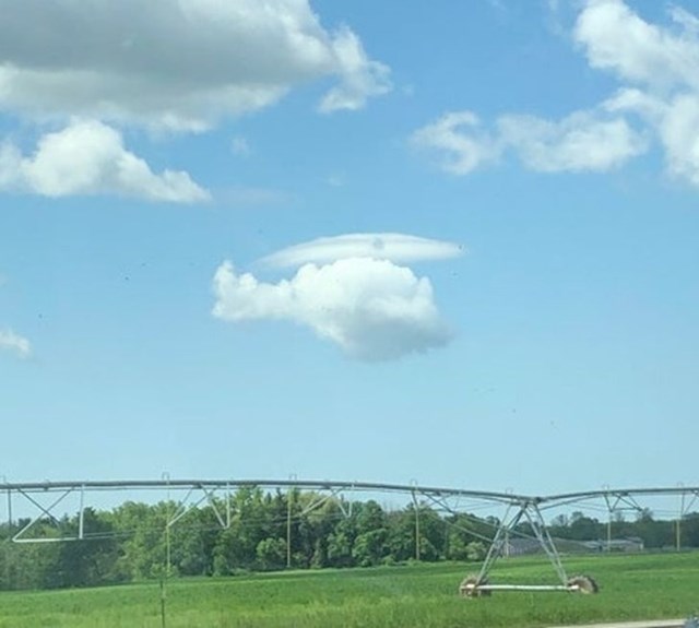 Oblak koji izgleda kao helikopter