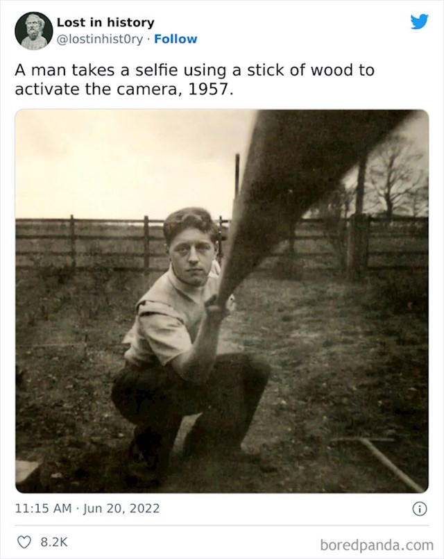 Čovjek snima selfie koristeći komad drva da pritisne dugme na aparatu, 1957.