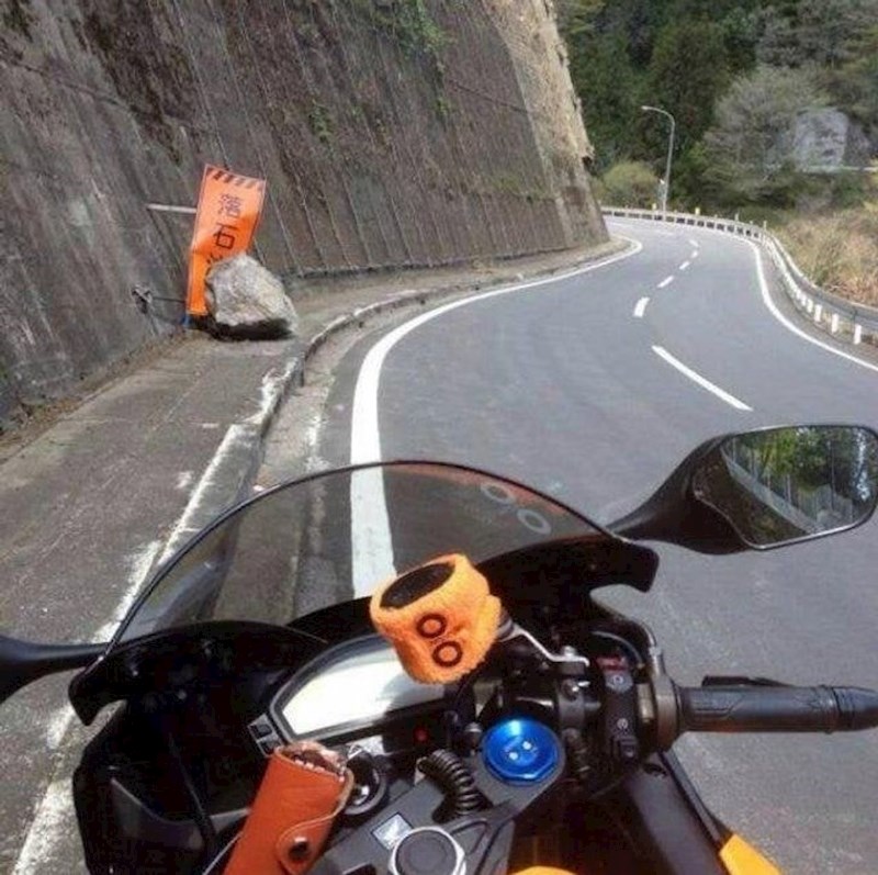 Na znaku piše: Oprez, padaju stijene