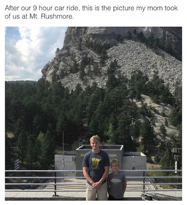 Nakon 9 sati vožnje, ovu fotku mene i brata je mama uhvatila ispred planine Rushmore, predsjednici se ni ne vide