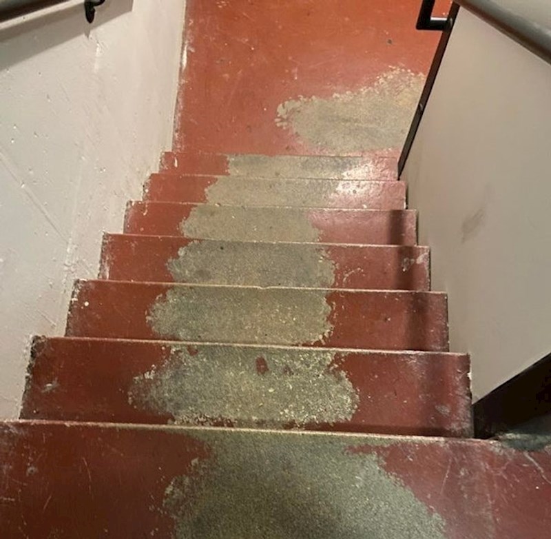 Stube u zgradi staroj 35 godina