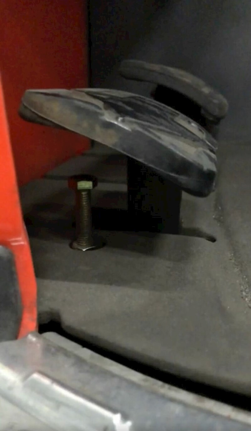 Na poslu su im ograničili brzinu kojom smiju voziti. Ali ne elektronički nego ovako