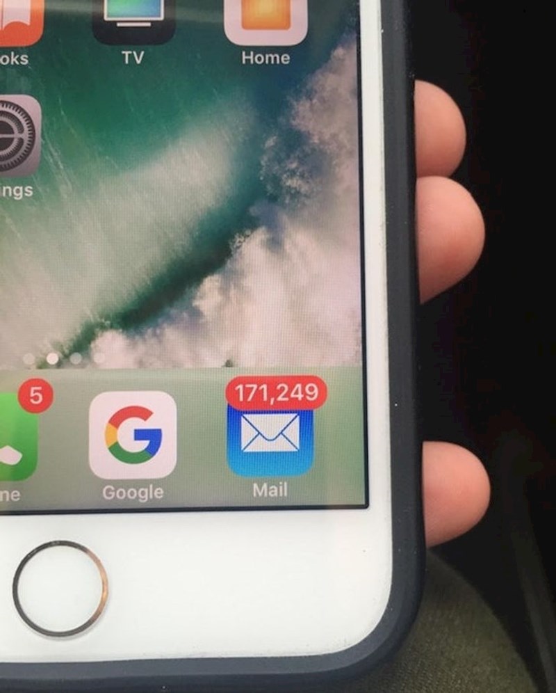 Moja mama sigurno drži neki rekord nepročitanih mailova