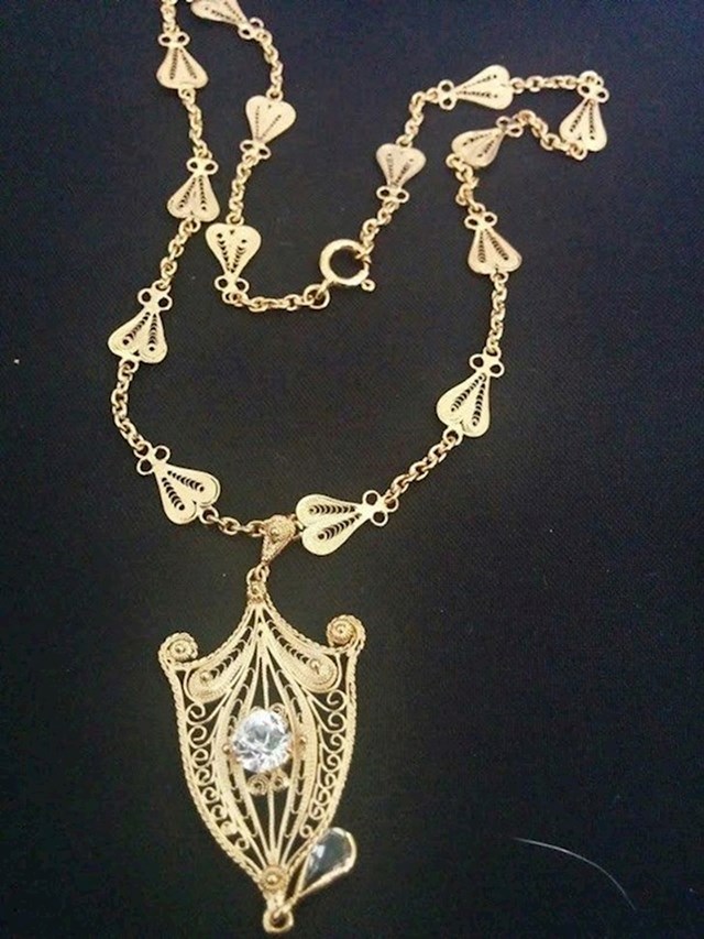 12. Svekrva mi je poklonila zlatni lančić koji je ručno izradio njezin djed da ga mogu nositi na dan vjenčanja.
