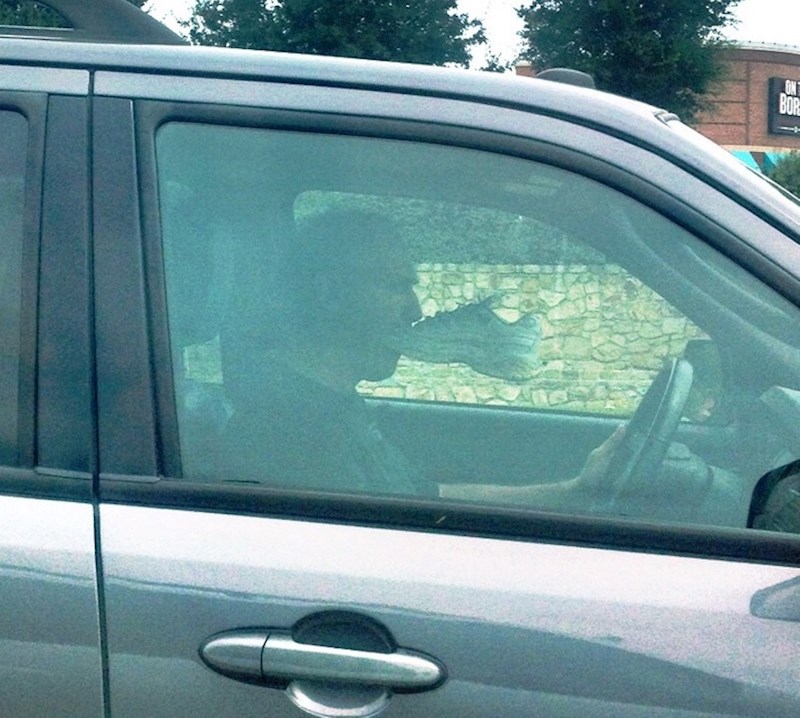 Vidio sam tipa kako vozi s tenisicom u ustima