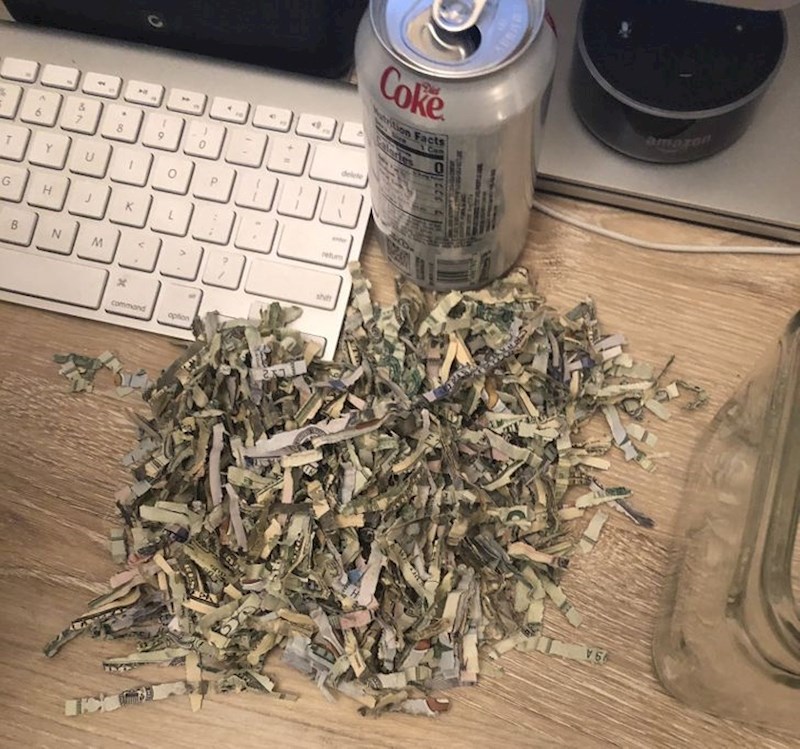 Skupili smo 1500 dolara za izlet i kad smo ih odlučili iskoristiti nigdje ih nismo mogli pronaći dok se žena nije sjetila pogledati u rezač papira; naše trogodišnje dijete je napravilo ovo