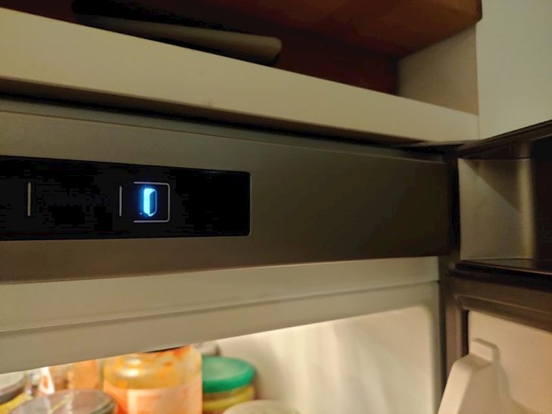 Napomena da su vrata hladnjaka ostala otvorena koja se vidi samo kad su vrata širom otvorena