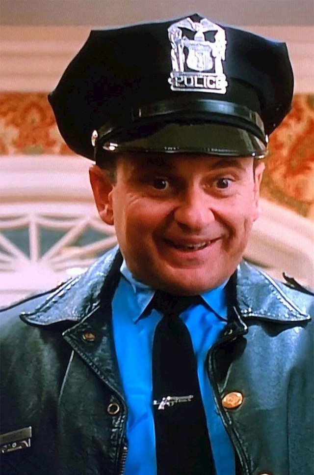 Igla za kravatu legendarnog lika kojeg glumi Joe Pesci je u obliku pištolja. Rijetko tko je ovo primijetio