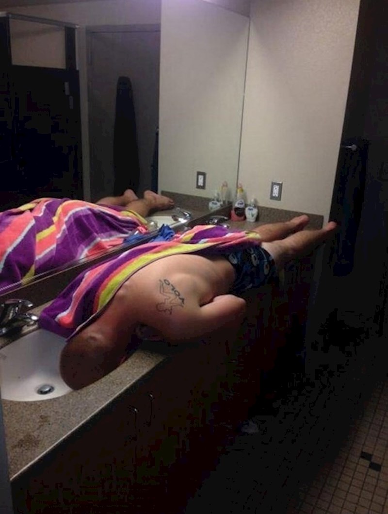 Barem je pokriven da mu ne bude hladno