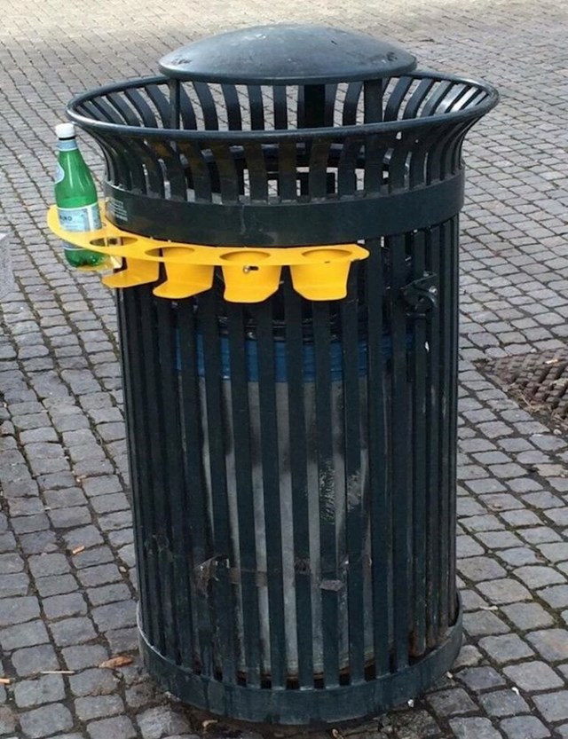 Košara za smeće koja ima spremište za boce kako nitko ne bi morao kopati po smeću u potrazi za bačenim bocama